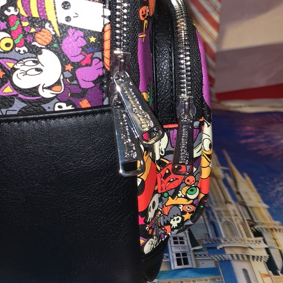 COLLECTORS ITEM HALLOWEEN DISNEYPARKS EXCLUSIVE 2022 EDITION LOUNGEFLY BACKPACK main image 6